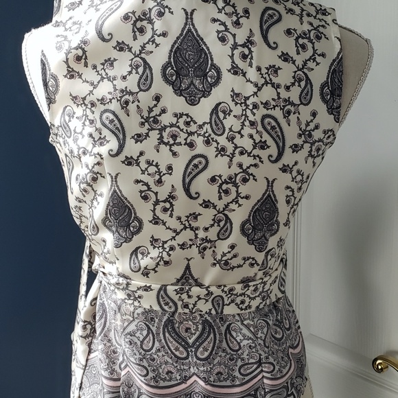 EUC Banana Republic gorgeous silk wrap/tie top - Picture 2 of 5